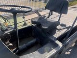 un véhicule militaire garé dans la rue