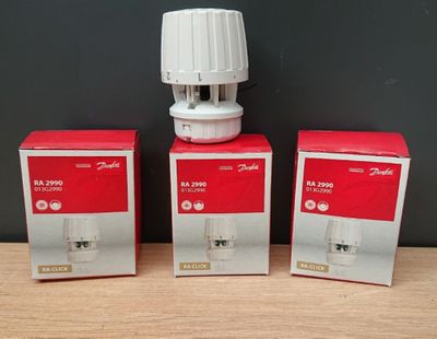 trois boîtes de distributeurs d'eau posées sur une table en bois