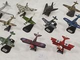 beaucoup de petits avions jouets posés sur une table