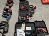 de nombreux outils disposés les uns à côté des autres sur le sol
