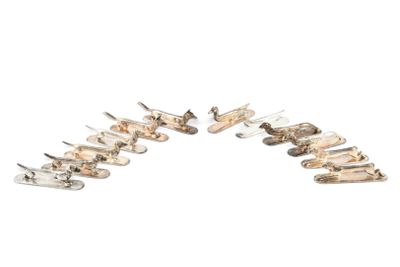 une photo représentant un ensemble d'objets métalliques sur fond blanc