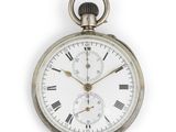 une montre de poche en argent avec des chiffres romains sur le cadran