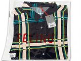 une chemise noire avec un motif à carreaux sur la poitrine et au col