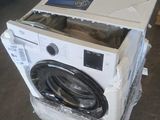 une machine à laver posée sur un carton