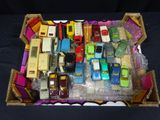 un tas de petites voitures dans une boîte sur une table