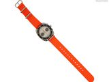 un gros plan d'une montre sur fond blanc, avec un bracelet rouge