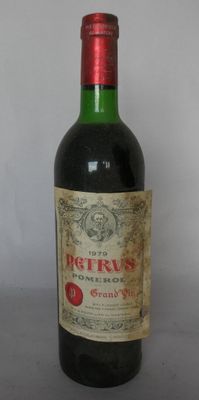 une bouteille de vin posée sur une table