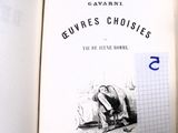 un livre ouvert sur lequel figure le dessin d'un homme assis sur un lit