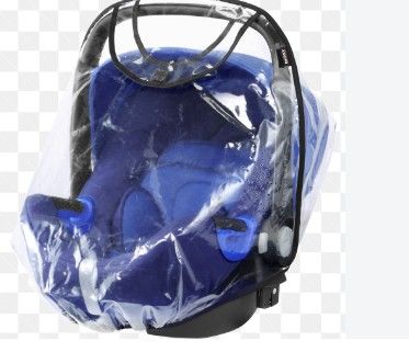 un siège auto bleu pour bébé recouvert d'une housse en plastique