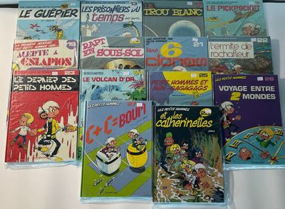 un grand nombre de bandes dessinées sur la table