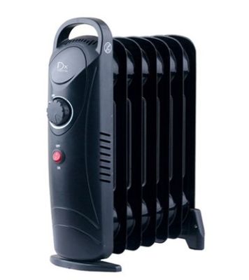un radiateur à huile noir posé sur un fond blanc