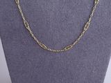un collier à chaîne en or sur un mannequin mannequin mannequin mannequin mannequin mannequin mannequin mannequin mannequin mannequin