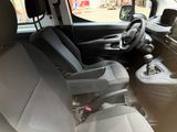 l'intérieur d'une voiture avec un volant et un tableau de bord