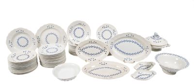 une photo d'un ensemble de vaisselle blanche et bleue
