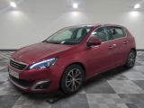 la voiture rouge est garée sur un sol en damier dans le garage