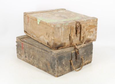 deux boîtes empilées l'une sur l'autre sur une surface blanche