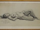 dessin représentant une femme nue allongée sur le dos, dans un cadre en bois