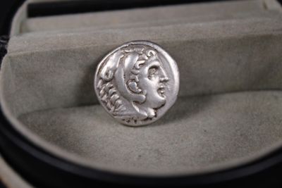 une image représentant une bague en argent sur laquelle est gravée une pièce romaine