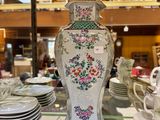 un grand vase posé sur une table en verre dans un magasin