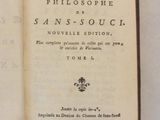un livre ouvert sur une table, sur lequel on peut lire des mots