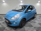 la petite voiture bleue est garée sur un sol en damier