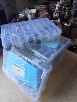 deux boîtes en plastique posées sur une table