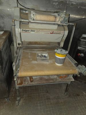 a machine that is sitting on a table in a room