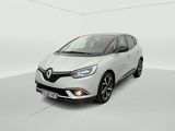 une voiture blanche dans une pièce blanche au sol blanc
