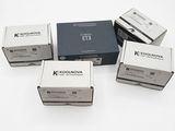 quatre boîtes de produits Kodak posées les unes à côté des autres sur une surface blanche