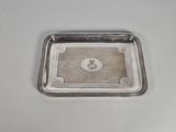 une assiette ancienne en argent sur laquelle est représenté un homme