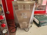 une machine posée sur un comptoir dans une pièce