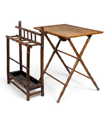 une table en bois avec deux chaises à côté, sur fond blanc