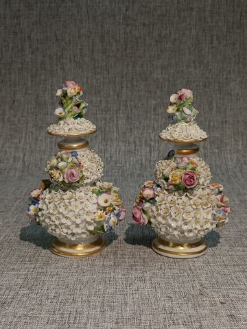 Deux flacons en porcelaine à décor polychrome de fleurs en relief