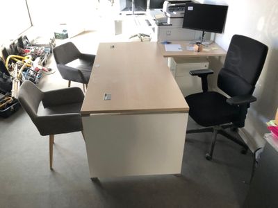 Bureau d'angle en stratifié avec caisson à tiroirs, fauteuil… - Photo 1