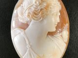 un gros plan du visage d'une femme dans un coquillage sculpté