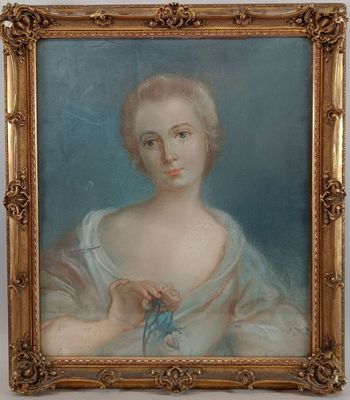 un vieux tableau représentant une femme en robe blanche tenant un ruban bleu