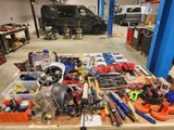 de nombreux outils posés sur une table dans un garage