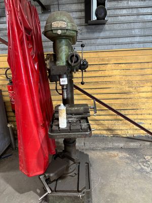 une machine qui se trouve dans un garage