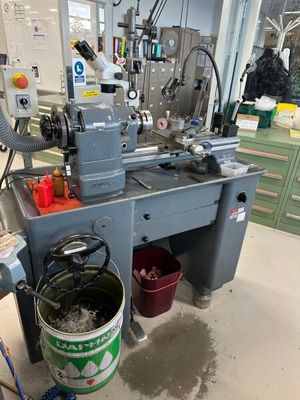 une machine placée au milieu d'une pièce