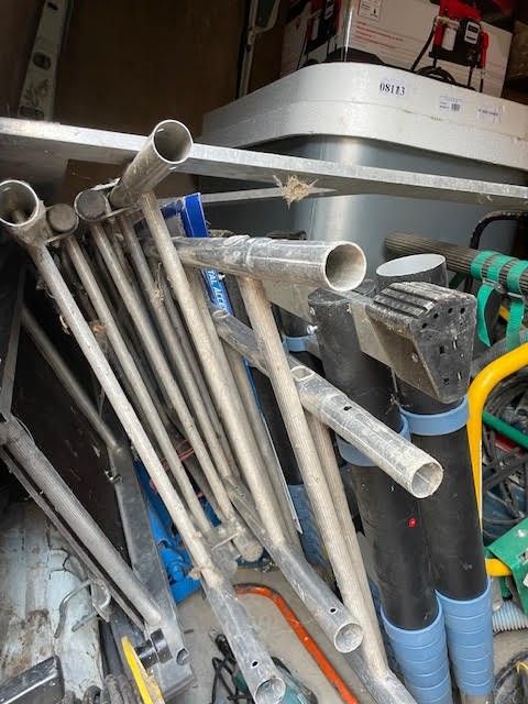 1 plieuse à zinc, 1 petit échafaudage d'intérieur, , 3 escab…