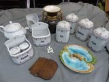 une table sur laquelle se trouvent beaucoup de plats et de tasses