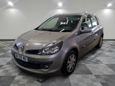la photo d'une voiture argentée garée dans un garage