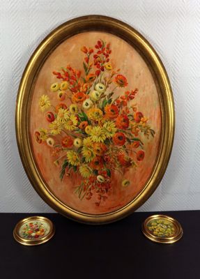une photo d'un tableau de fleurs dans un cadre doré