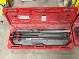 une boîte à outils rouge avec des outils sur le sol