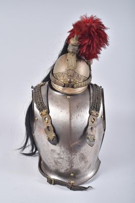 un casque argenté surmonté d'une plume rouge, posé sur un mannequin