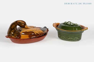 trois plats de couleurs différentes posés les uns à côté des autres sur une table
