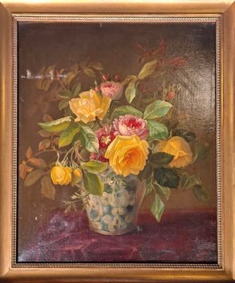 un tableau représentant des roses jaunes dans un vase posé sur une table