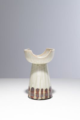 un vase blanc orné d'un motif marron et noir