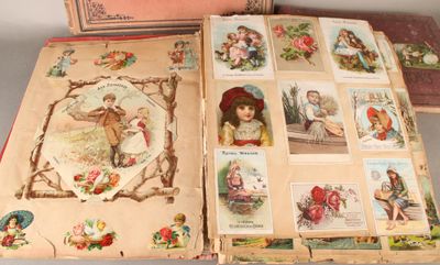 un livre ouvert sur lequel figurent des photos d'enfants
