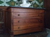 une commode en bois surmontée d'un buste en marbre